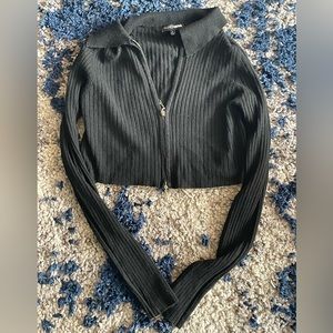 Size L Cropped Zipped Sweater